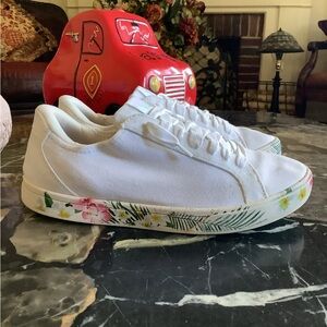 Kizik white women’s lace up floral sole low top sneakers size 7 W